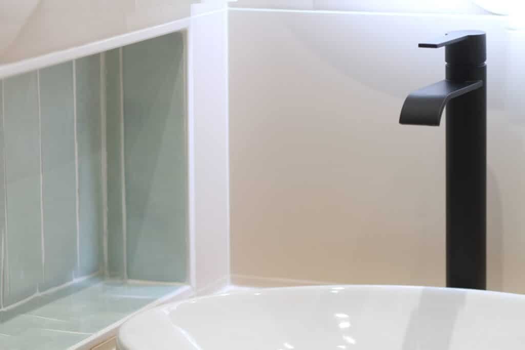 Salle de bain lumineuse décorée dans un style épuré