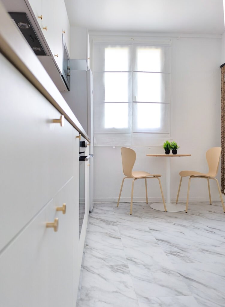Coin repas lumineux avec table ronde en bois