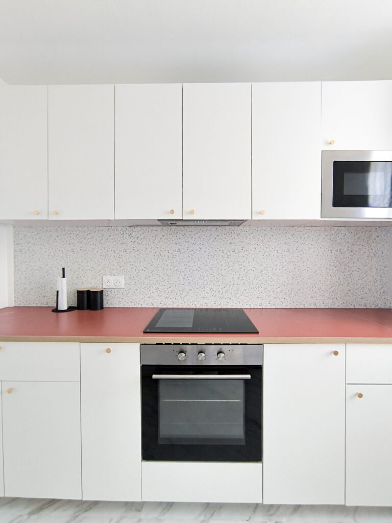Cuisine moderne blanche avec électroménager encastré