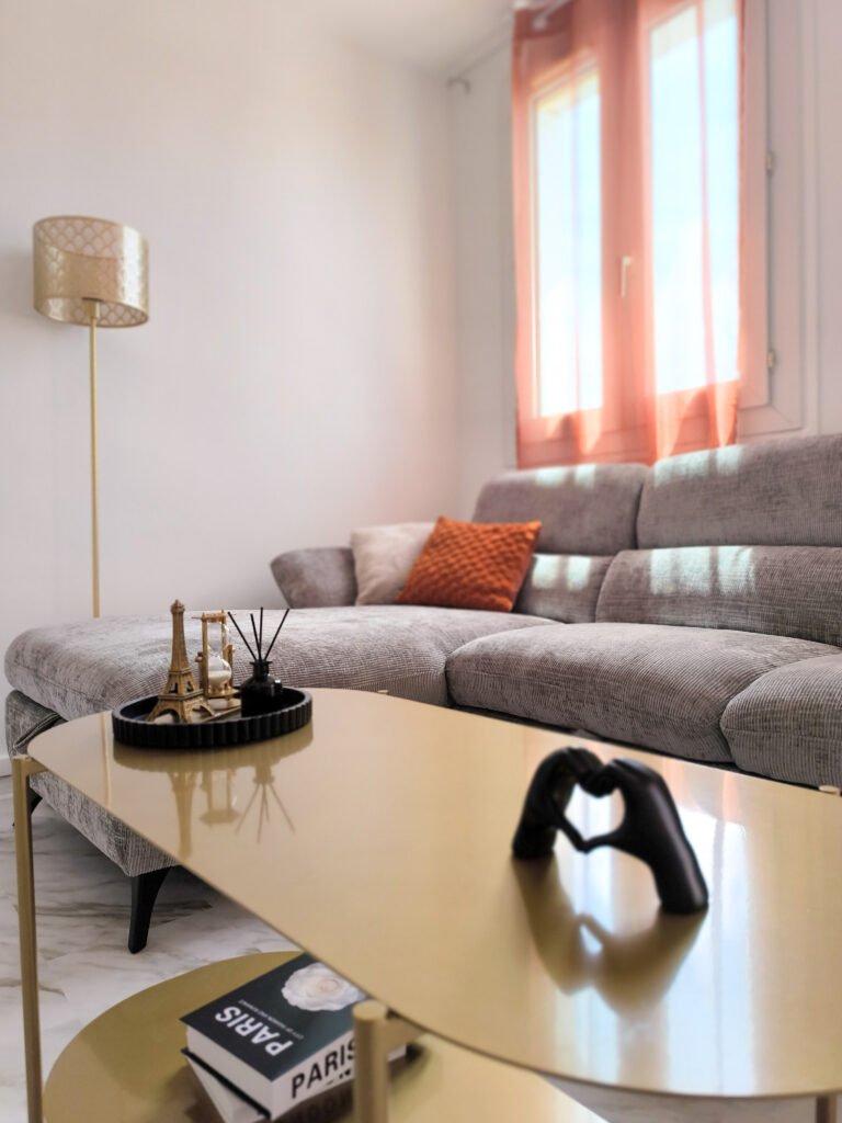 Salon contemporain aménagé et décoré par MAKENA Design.