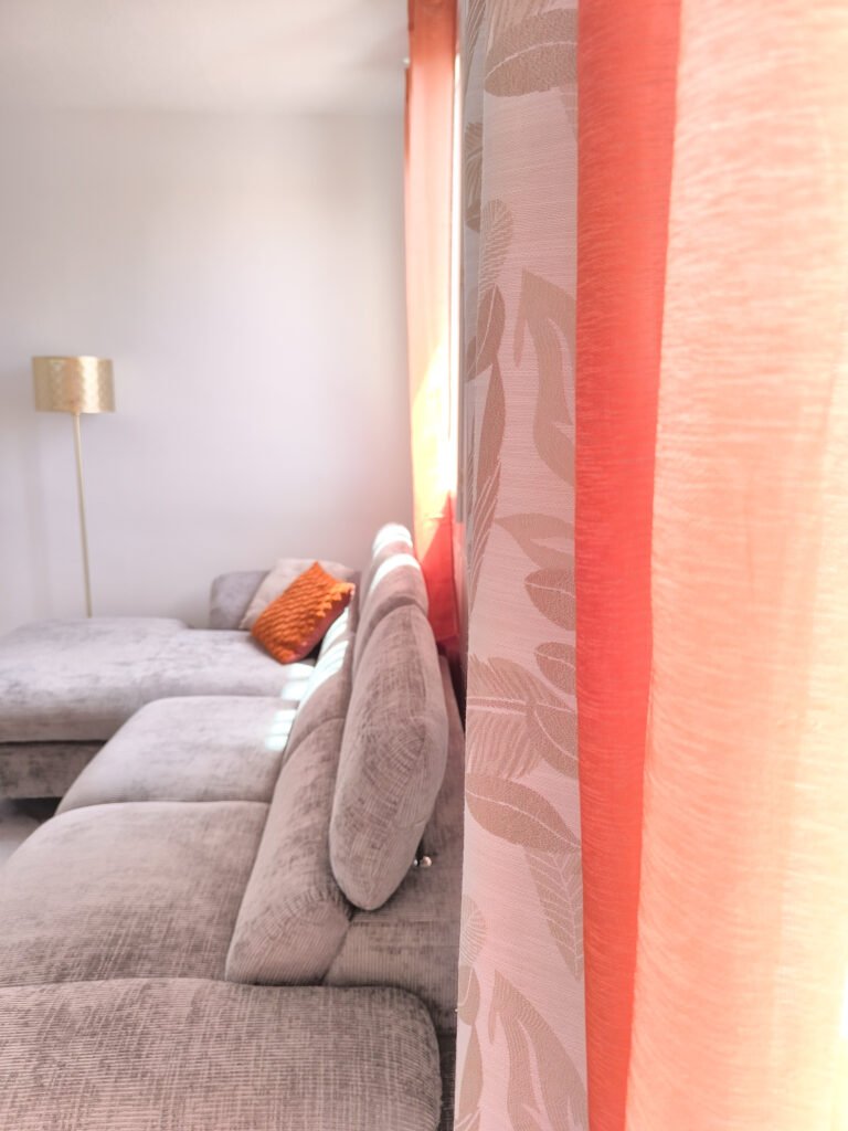 Salon moderne baigné de lumière naturelle imaginée par Makena Design
